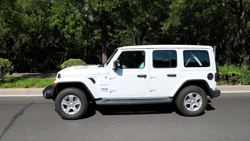 更全能的经典硬派suv试jeep牧马人电动敞篷版