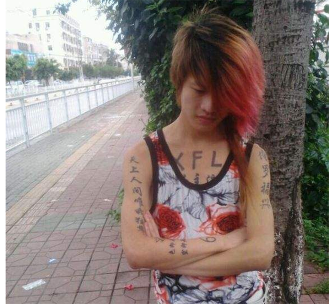 当时罗兴福也是杀马特中的一员,但是他跟别的杀马特不一样,他想要做的