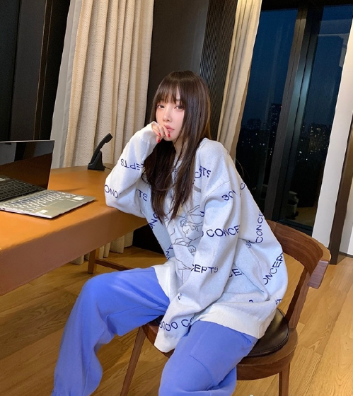 李小璐|凭借新歌高调复出后，李小璐再晒视频，衣服上ONE字引争议