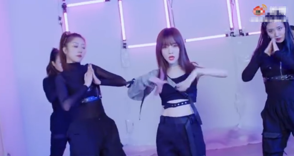 李小璐|凭借新歌高调复出后，李小璐再晒视频，衣服上ONE字引争议