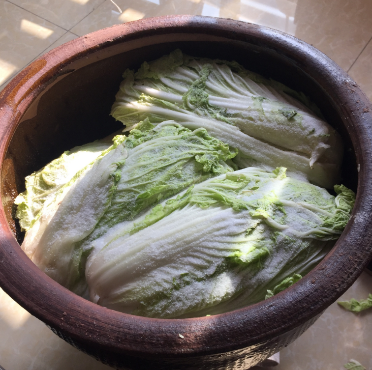 腌酸菜东北大娘教你3个技巧保证酸香脆爽久放不霉超好吃