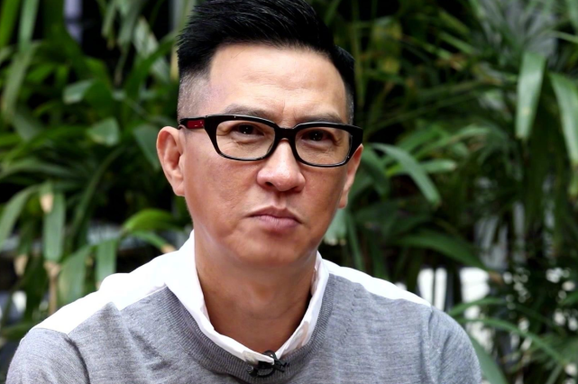56岁影帝张家辉身价过亿,脚穿人字拖不修边幅,座驾不过百万