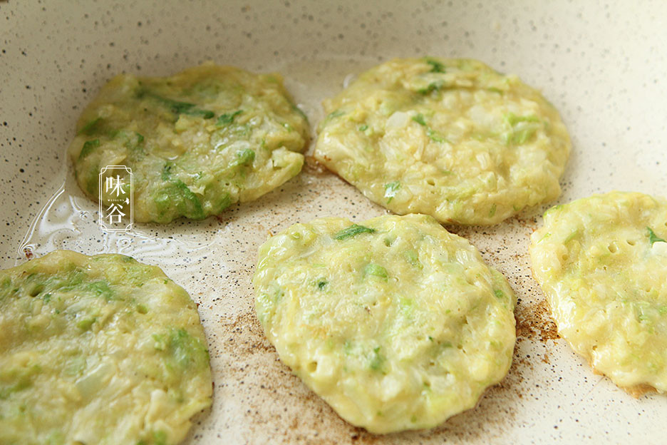 6,根据饼的厚度,选择烙的时间,把白菜饼两面都煎到有焦边,饼上有些小