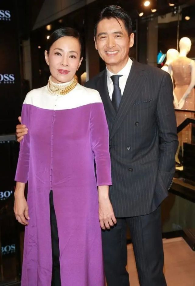 周润发老婆真不愧出身豪门,一袭紫色长裙,迟暮之年还如此优雅|陈荟莲