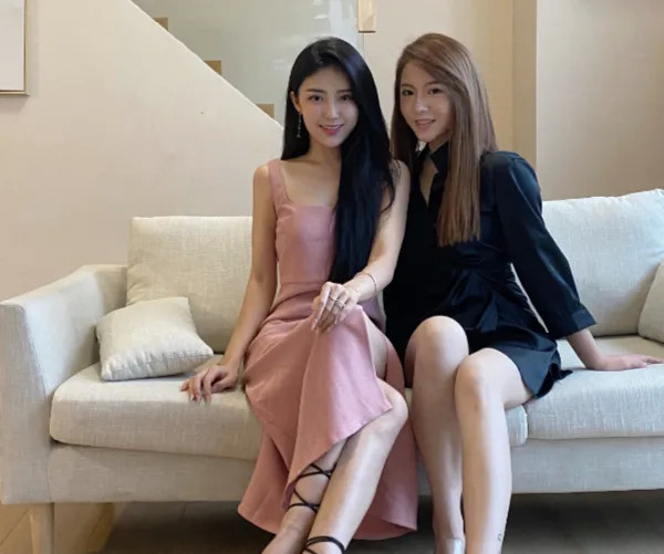 从两张图中能清楚看到,钟佩妍一直和扎西彭措套近