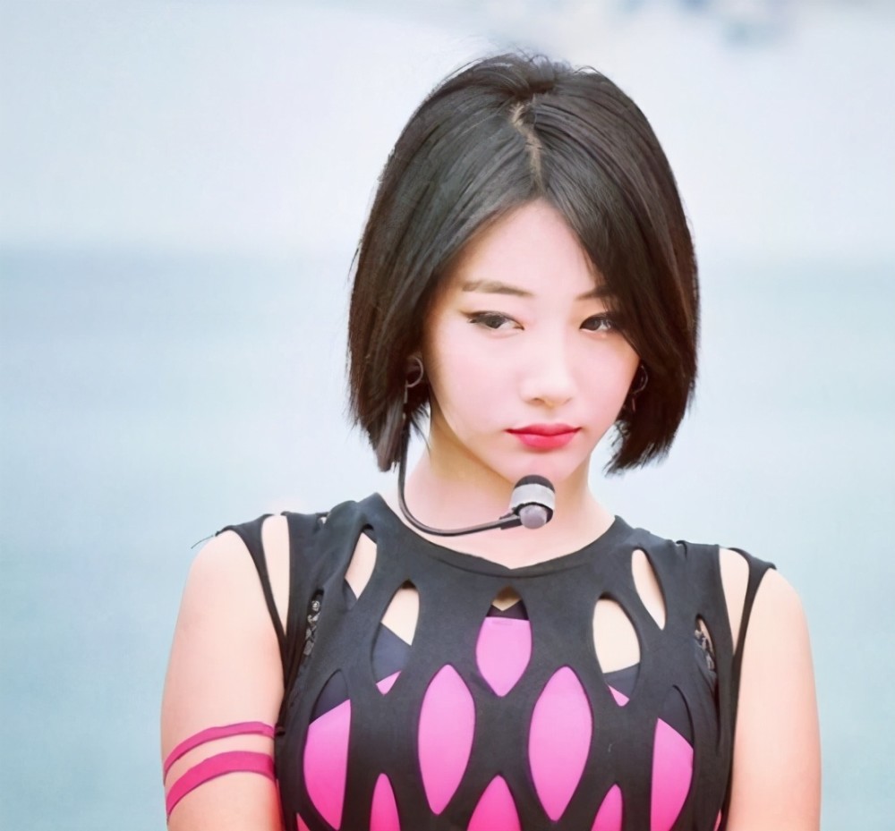 此前她在2015年时,就曾以rania成员的身份出道过.