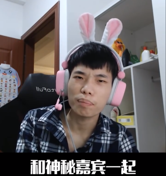 但这三人去地宫探索的阵容就有些奇怪了,在虎牙的和平板块中,不求人