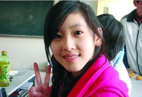 她的父亲叫做章丽厚,是会斯通投资集团总裁,他还是南京航空航天大学