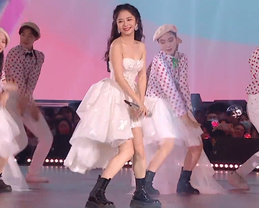 谭松韵跳舞生图曝光,离开千万修图师看清腿围,说她120斤我都信