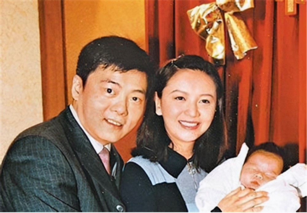 55岁曾华倩富豪大哥曝光,公司上市年赚二千万,手持3亿豪宅_腾讯新闻