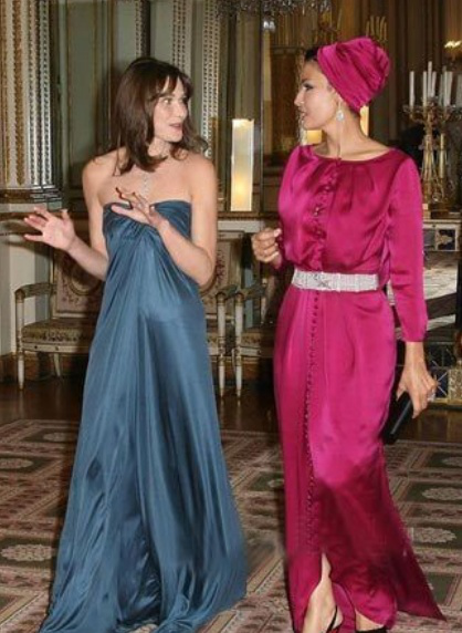 图为2009年6月22日,莫扎陪同哈马德到法国访问,与布吕尼一同出席晚宴.