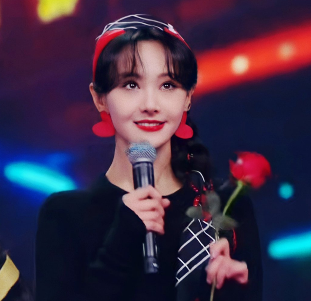 比如有一次是和时代少年团的弟弟们合作,郑爽稳站c位也是甜度满分