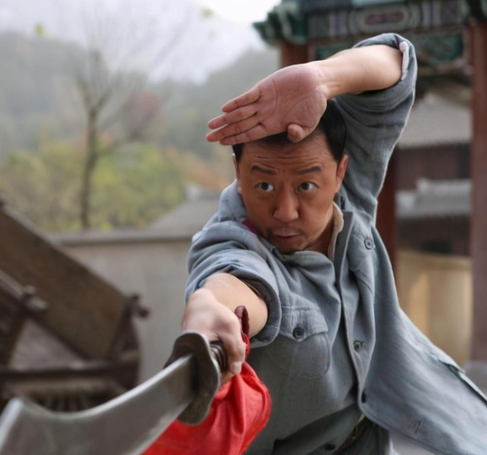 郭涛其实出道很早,在1993年的时候便和当红矮星余华东,也就是《封神榜