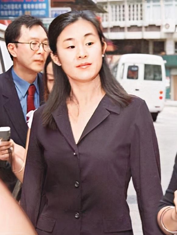 她5次拒绝刘銮雄求婚,却甘愿为60岁富豪生孩子,她到底图什么|吕丽君