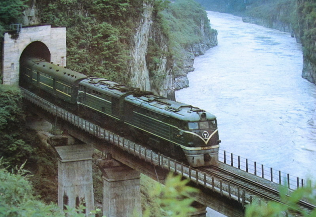 曾经的"深渊"已经被勤劳的汗水填平,一条长达1465米的利子依达隧道