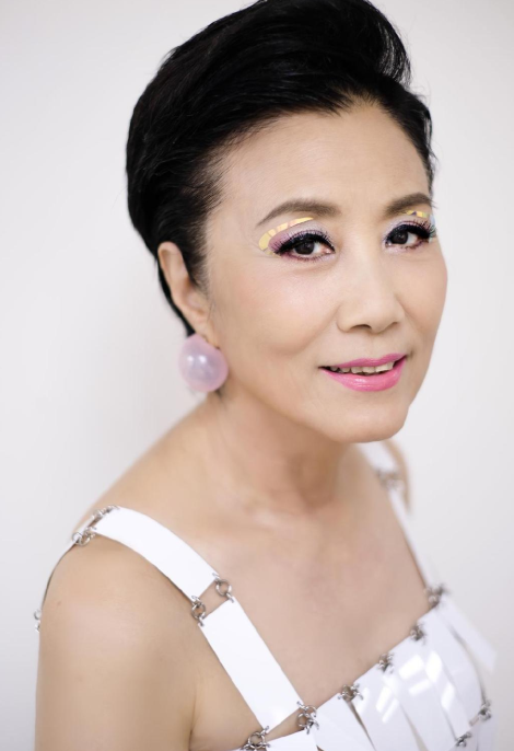 汪明荃真的不服老73岁挑战纸片裙不仅不丑而且还挺时髦