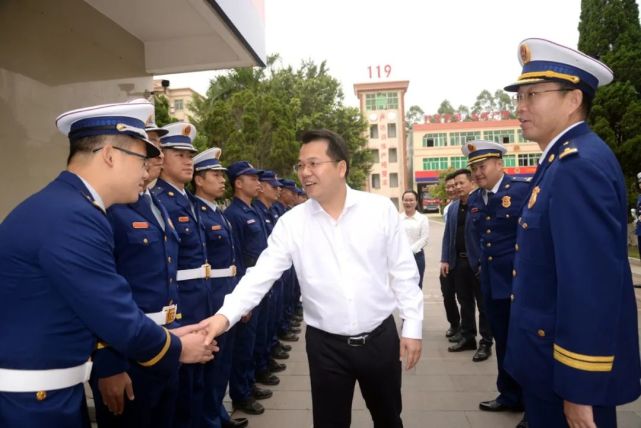 雷州市委常委,常务副市长胡小军率队慰问一线消防指战员