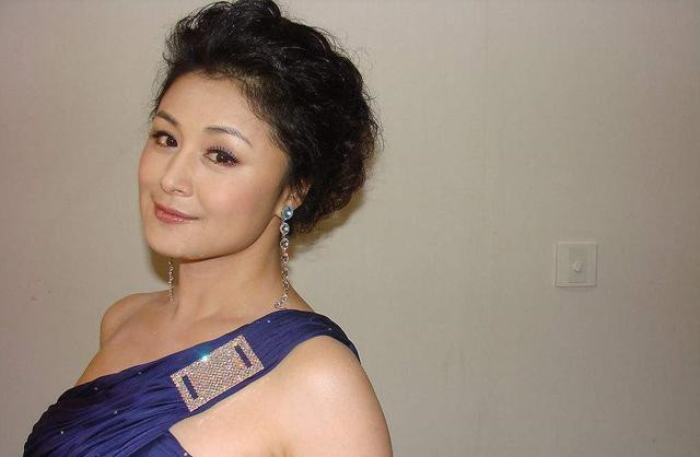 "谢大脚"近照罕见曝光,盘腿吃饭接地气,赵本山果然没看错!