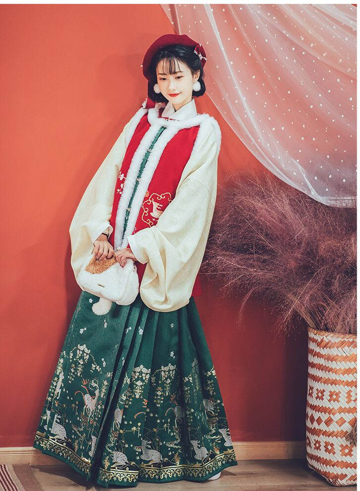 在整个套装之中,汉服的元素和圣诞节的元素孰轻孰重可以由个人的喜好