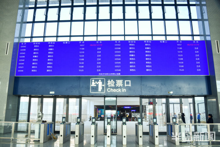 检票口大屏正在调试中即将开通的平度高铁站外景进出站通道均装修完成