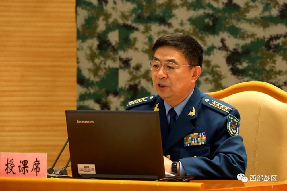 宣讲中,来自空军指挥学院的苗润奇教授和来自国防大学的张军果教授