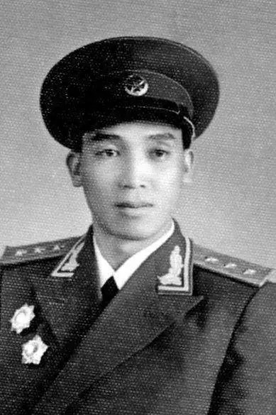 新婚妻子被富少霸占20年后将军衣锦还乡富少得知后上吊自杀