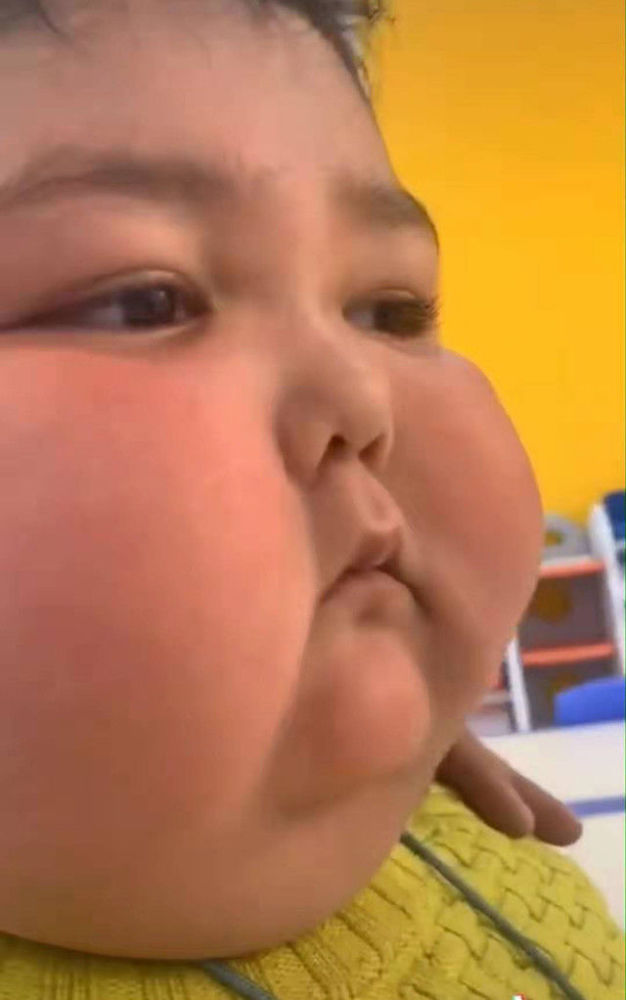镜头移动,小男孩的正脸逐渐进入了大家的视野,胖胖的脸蛋着实可爱