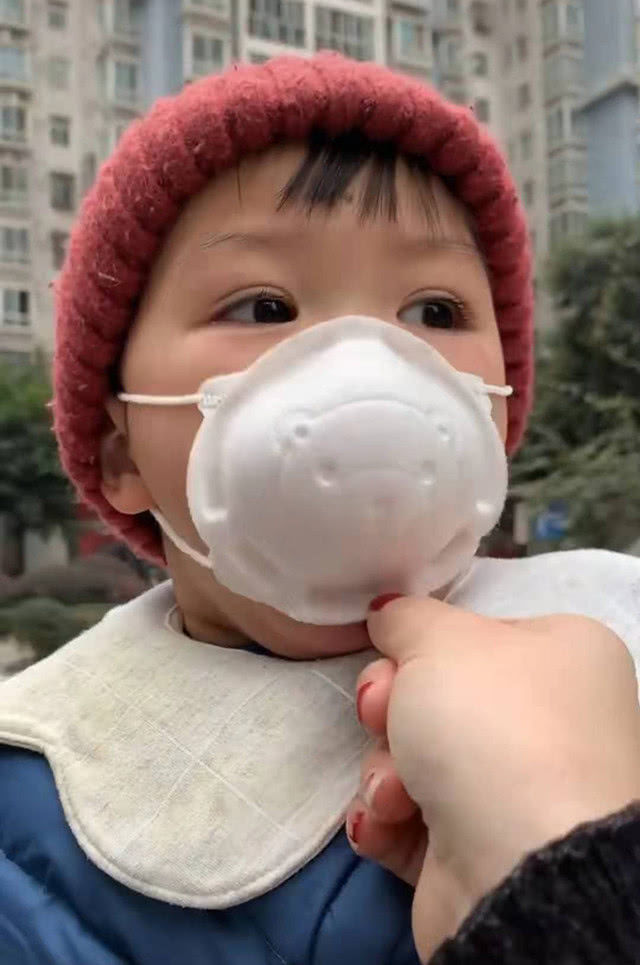 宝宝第一次戴口罩妈妈掀开口罩的时候不淡定了可爱的过分