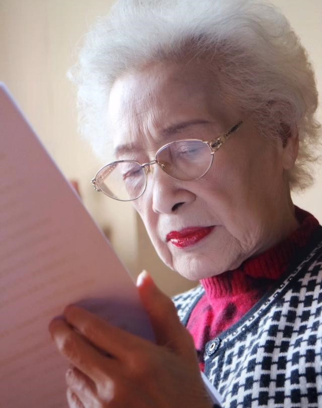 98岁老戏骨秦怡生病太憔悴,坐轮椅拍戏花絮曝光,红唇气质非凡_腾讯