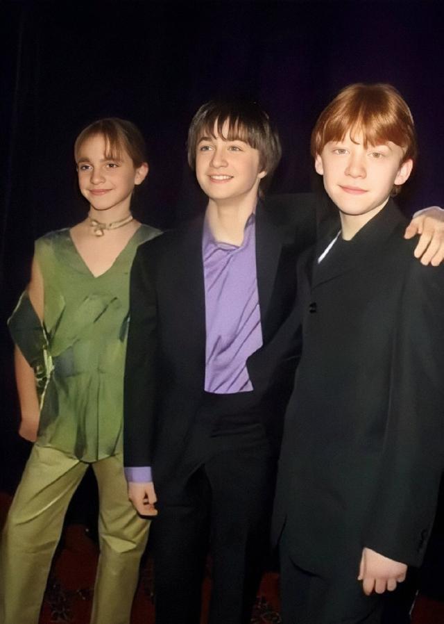 哈利波特罗恩晒女儿照片32岁的他已经当爸网友印象中他还是个孩子