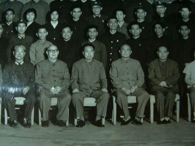 对此,爱国人士章伯钧,章乃器,史良等人纷纷称赞陈锡联将军:"你这个