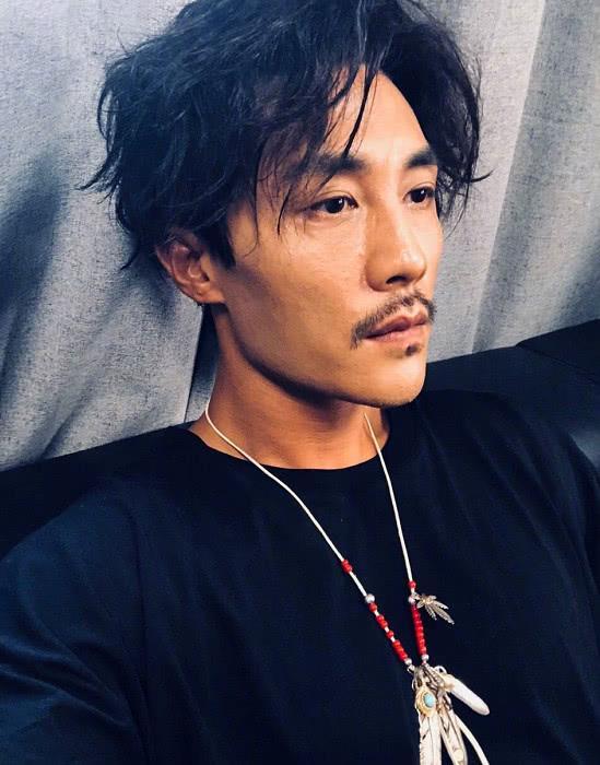 秒变雅痞大叔,网友:亲妈都不认识了,这是他吗?