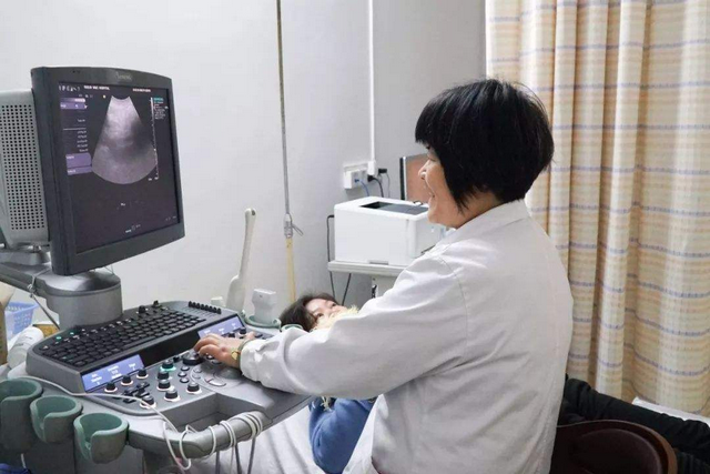 女孩怀孕做妇科检查,医院出现三个男友,他们反对流产要亲子鉴定_腾讯