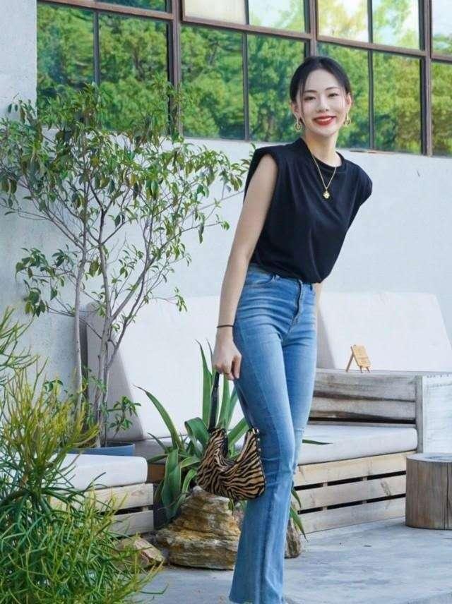 胡静难得营业!白t恤配仙女裙在自家豪宅里烧烤,像极了李子柒_腾讯新闻