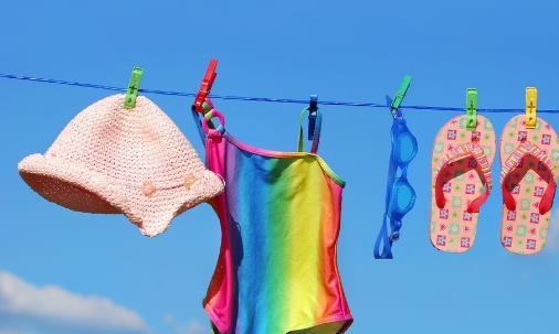 的衣物快干的基本妙招,最为人所熟知的是挂在晾衣架时将衣服拉开间隔