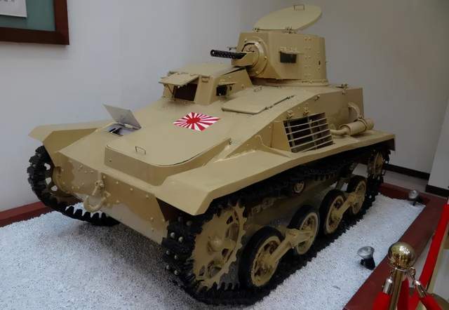 日本九四式轻战车,火力孱弱,防护力极差,就是这样的「玩具」,当时的