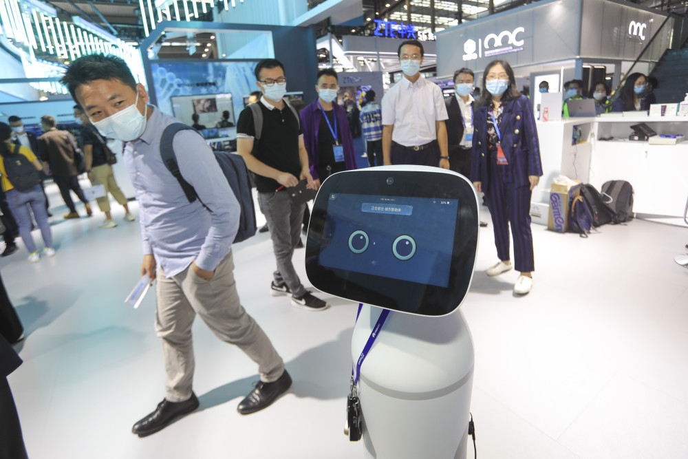 华为展厅一款具有避障和导航的机器人.