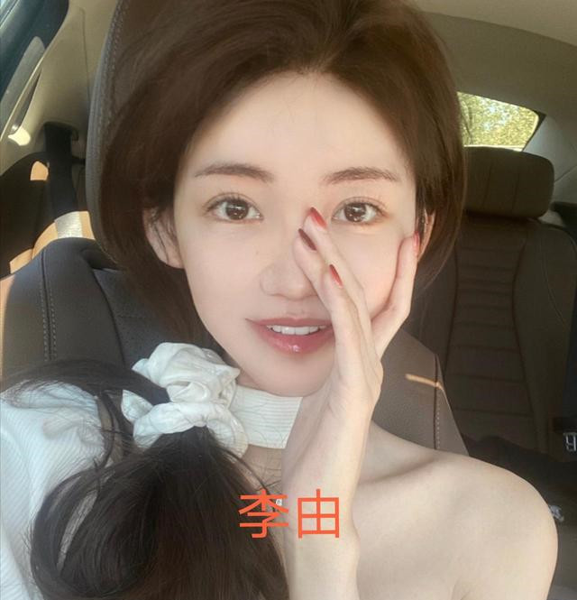 千万粉网红p图太狠意外撞脸女装大佬李由真爱粉都分不清了