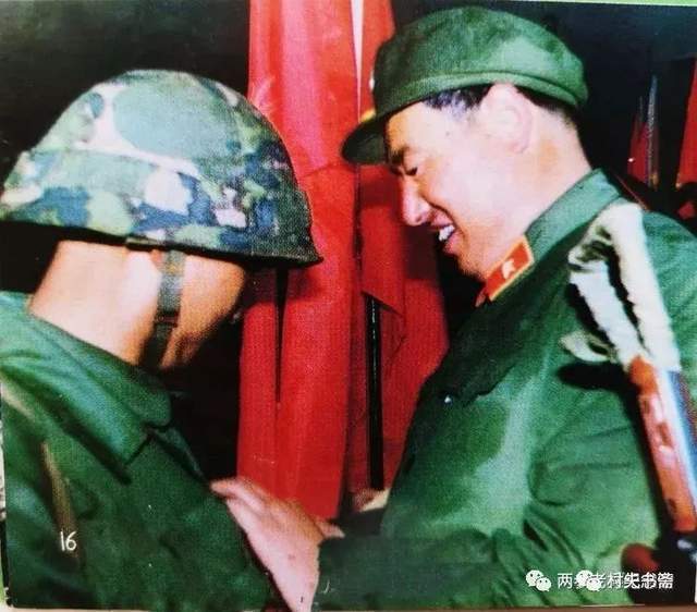 老山前線, 67軍副軍長佟寶存(右一)和參戰的兒子佟海留影.