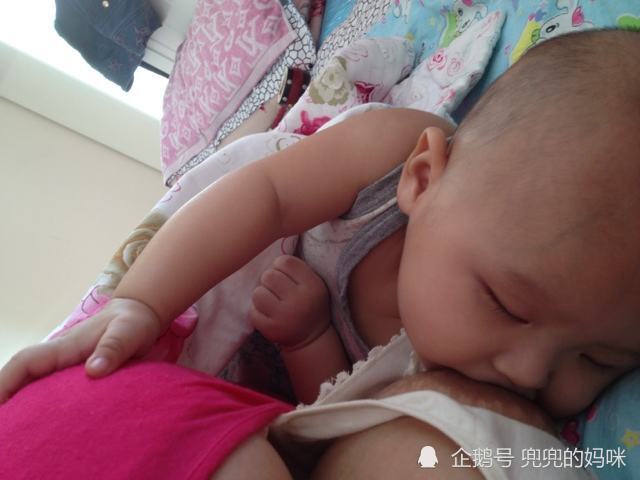 第三招,使用专业的哺乳衣专门的哺乳衣会设计遮挡布,这样宝妈在给宝宝