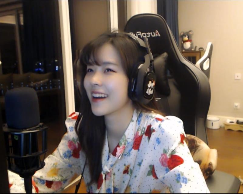 绝地求生:沫子被弹幕带歪,一句话引队友调侃:感情淡了!