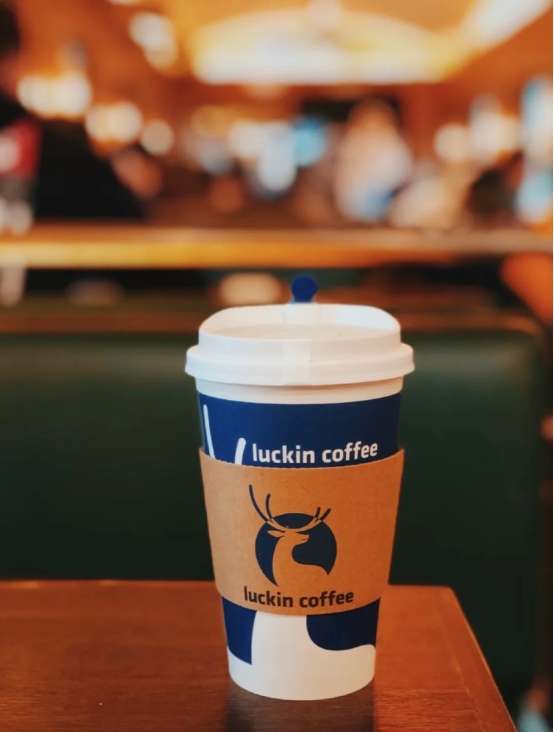 绿皮车配小蓝杯!最in复古咖啡馆在瑞幸上海明珠创意园店