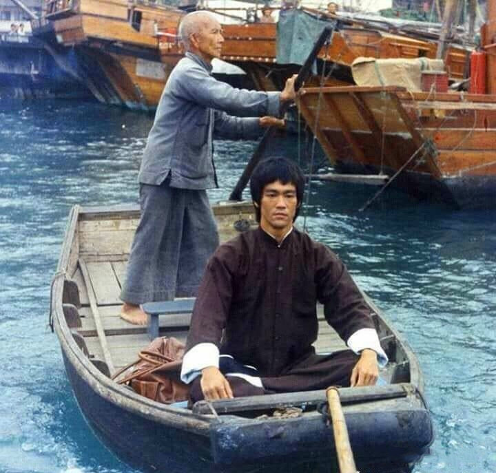 1968年,香港.疑似叶问师傅给徒弟李小龙撑船的老照片!