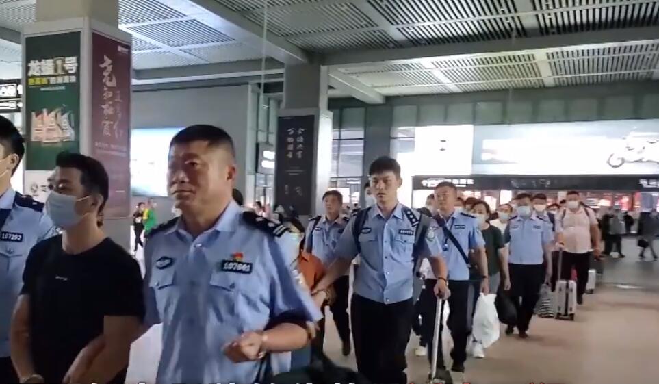 送女人口红_一男子在山东做心形灯送女友,按下开关,让人感叹爱情入心
