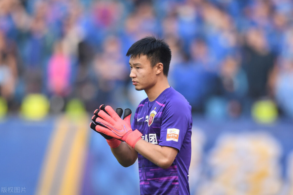 上港又出低级丢球,稚嫩门将丧失自信,颜骏凌不续约真可以?_腾讯新闻