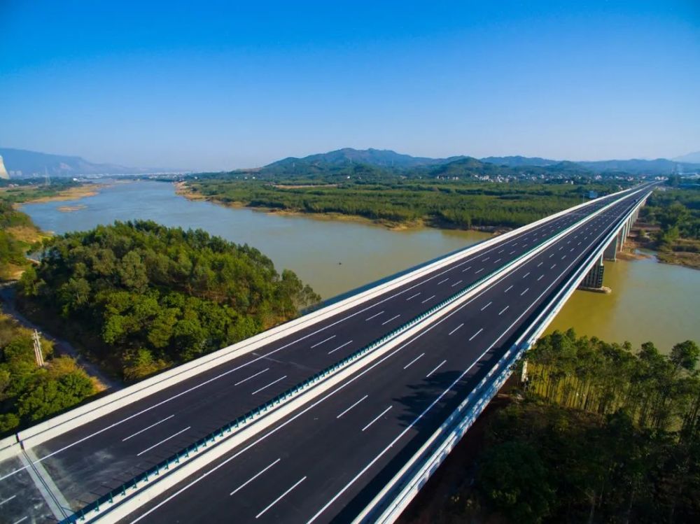 铁路和高速公路规划建设,在现有骨架路网的基础上,加快谋划广河客专