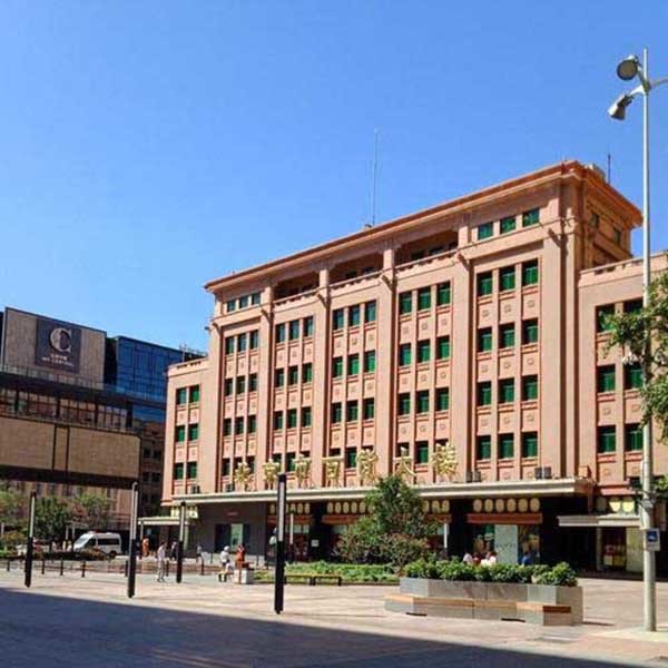 它号称中国第一街,每天人潮人海热闹非凡,还时常遇到明星光顾