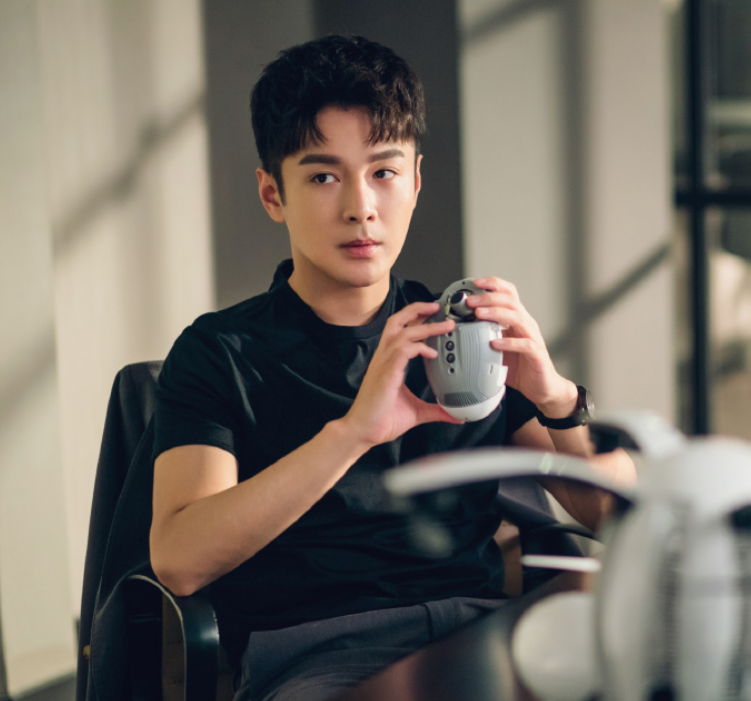 乾等等,这两部作品也都是比较热门的作品了,凭借着这两部作品,张昊唯