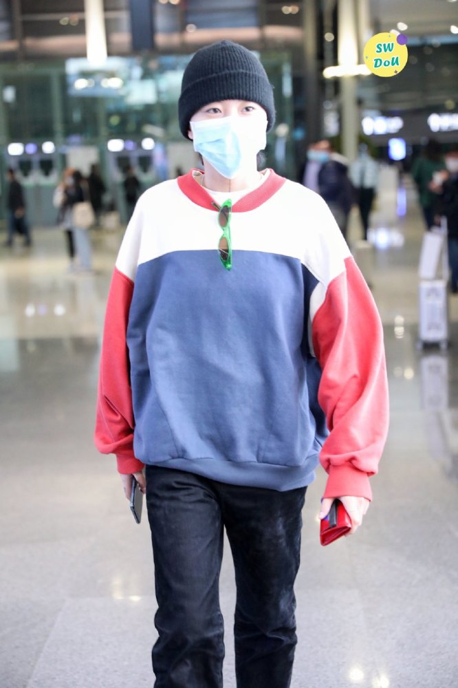 窦靖童低调现身机场打扮中性显帅气走路带风气场不输王菲