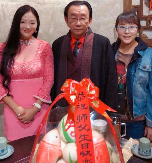 侵吞弟弟遗产,开除郭德纲,给女徒弟买包,74岁侯耀华商演仅5万
